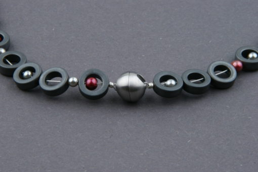 Halskette aus Hämatitringen mit Perlen